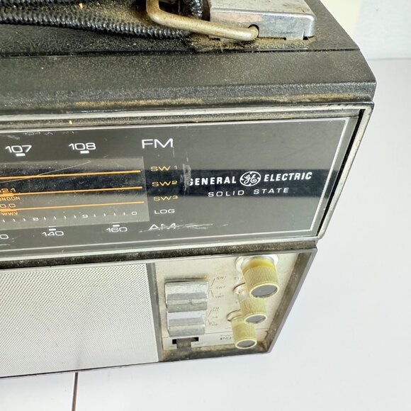 General Electric Solid State AM/FM Radio VTG World Monitor Model P977C 60s Teste - Picture 12 of 16